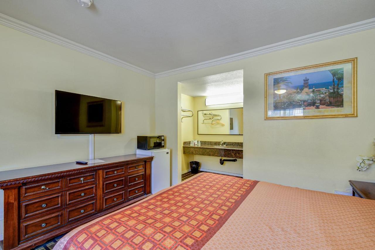 Hacienda Motel 3*